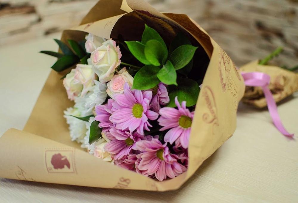 Букет цветов из: Розы и Хризантемы в Новый Свет