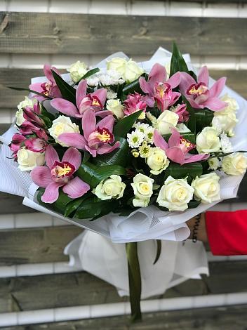 Букет цветов из: Розы и Хризантемы в Новый Свет