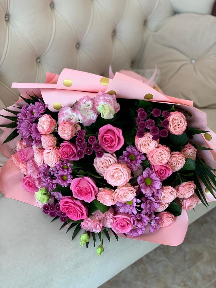 Букет цветов из: Хризантемы, Розы и Лизиантусы в Новый Свет