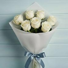 Букет 7 Белых роз Эдлесс Лав в Новый Свет