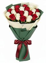 Букет Микс из красных и белых роз в Новый Свет