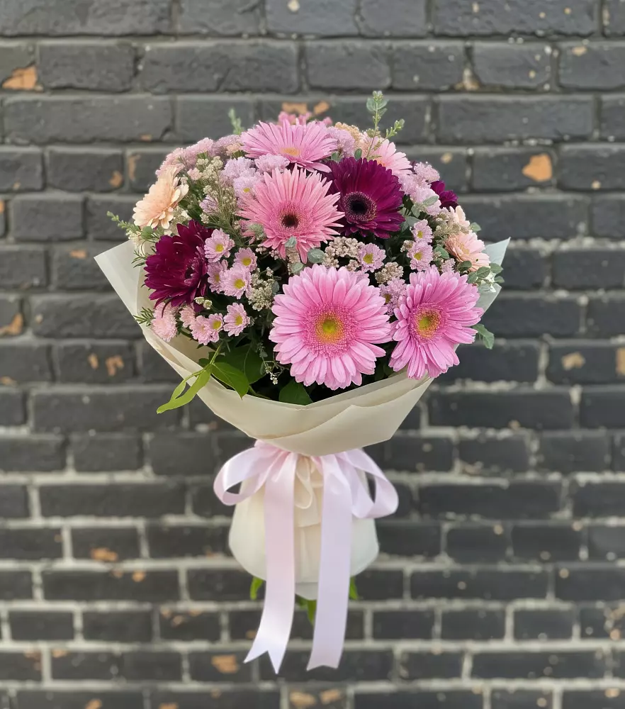 Букет цветов из: Герберы и Хризантемы в Новый Свет
