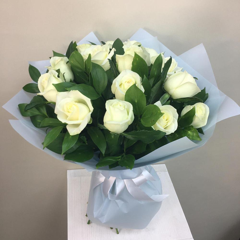 Букет 15 Белых роз Проуд в Новый Свет