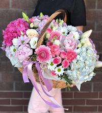 Цветочная композиция из Розы, Хризантемы, Пионы и Лизиантусы в корзине в Новый Свет