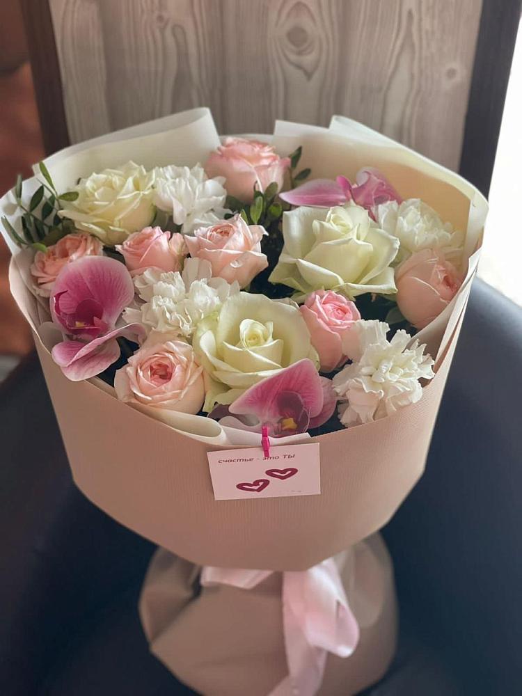 Букет цветов из: Орхидеи, Розы и Гвоздики в Новый Свет