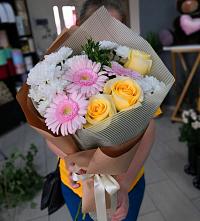 Букет цветов из:  Герберы, Розы и Хризантемы в Новый Свет