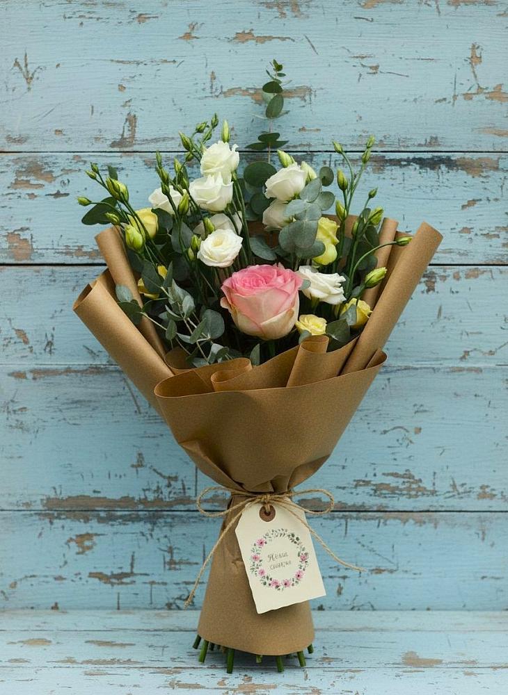 Букет цветов из: Розы и Лизиантусы в Новый Свет