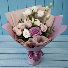 Букет цветов из:  Розы и Лизиантусы в Новый Свет