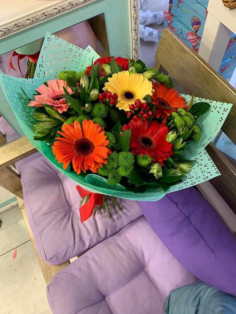 Букет цветов из: Герберы, Хризантемы и Альстромерии в Новый Свет