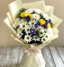 Букет цветов из:  Ирисы, Хризантемы и Розы в Новый Свет