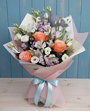 Букет цветов из:  Лизиантусы, Розы, Альстромерии и Гипсофила в Новый Свет