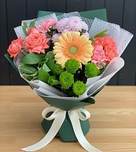 Букет цветов из:  Гвоздики, Розы, Герберы и Хризантемы в Новый Свет