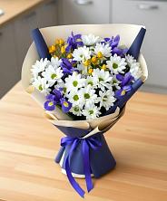 Букет цветов из:  Розы, Ирисы и Хризантемы в Новый Свет