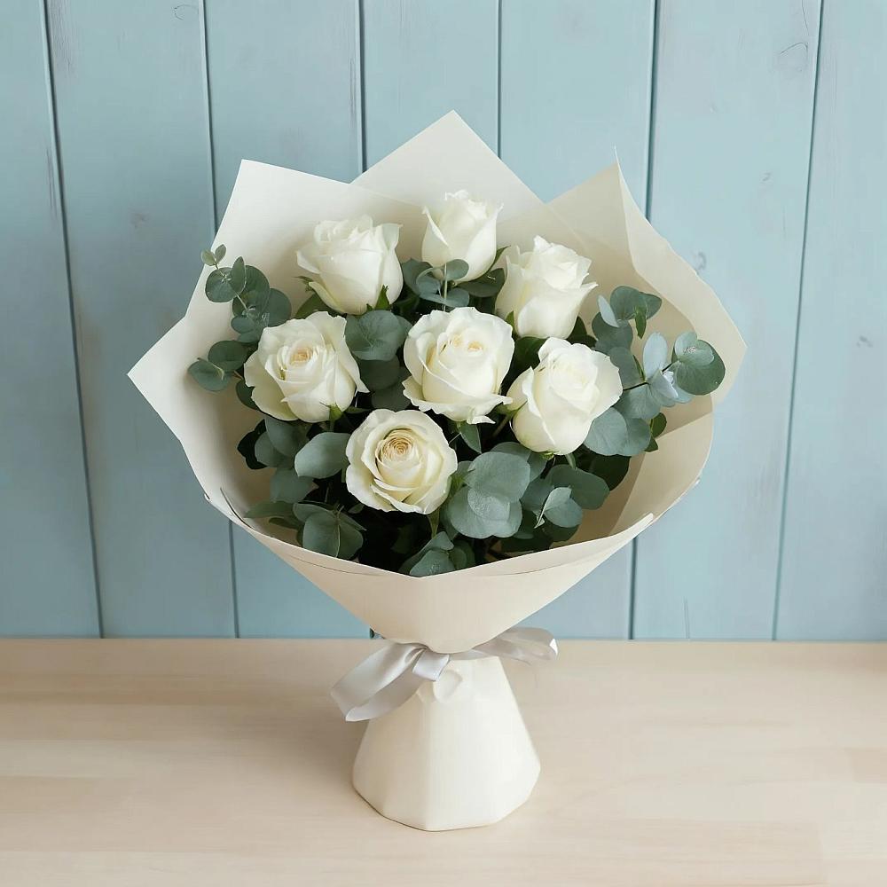 Букет Белые розы в Эвкалипте в Новый Свет