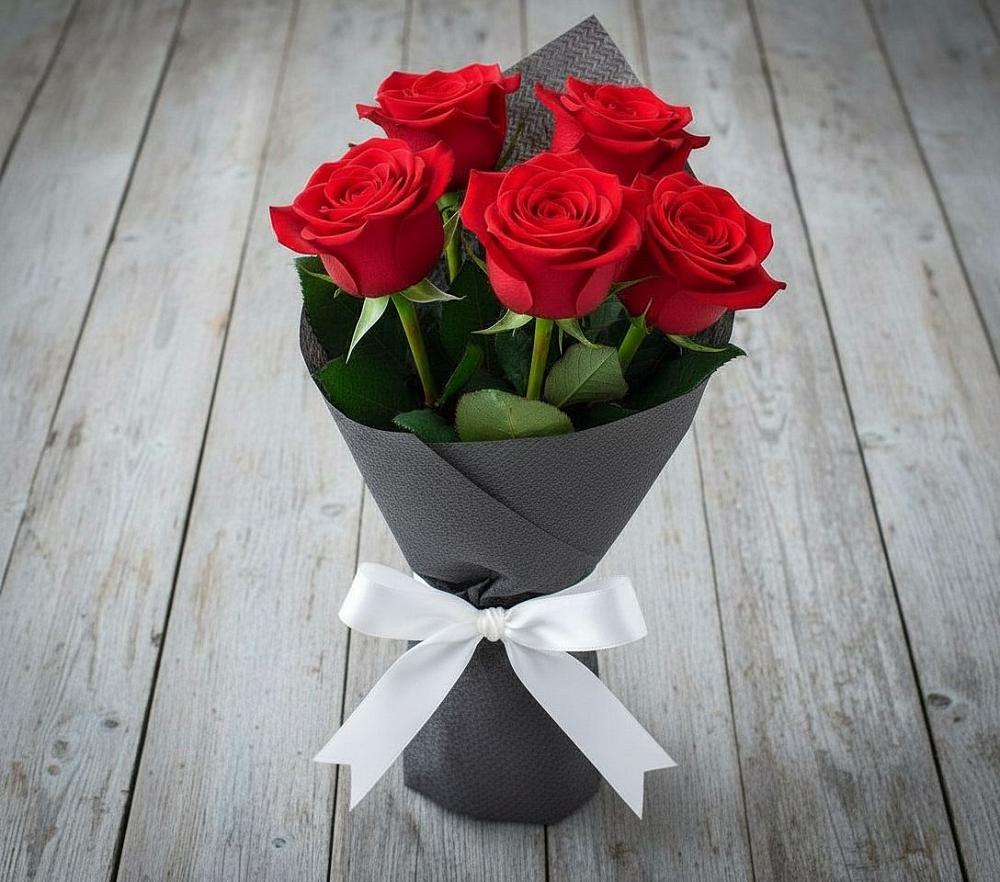 Букет 5 Красных роз Эдлесс Лав в Новый Свет