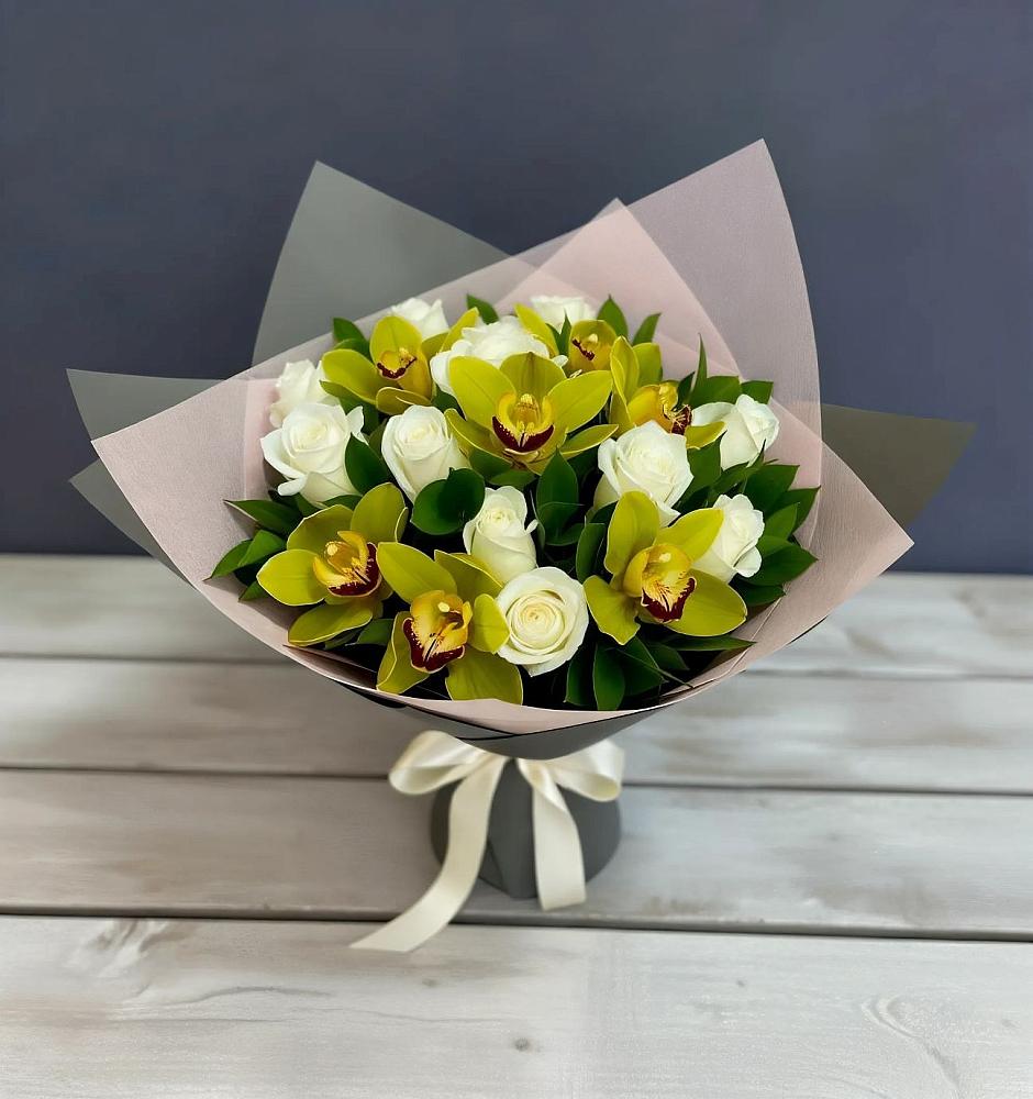 Букет цветов из: Орхидеи и Розы в Новый Свет