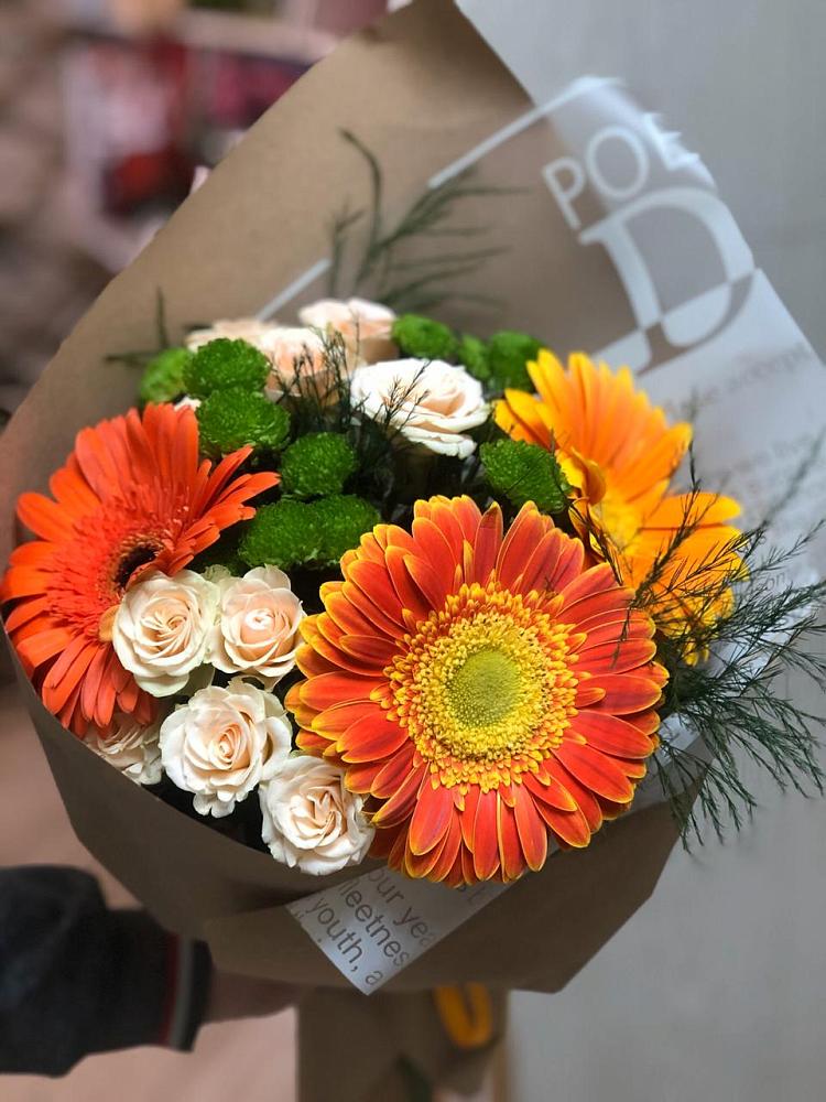 Букет цветов из: Герберы, Хризантемы и Розы в Новый Свет