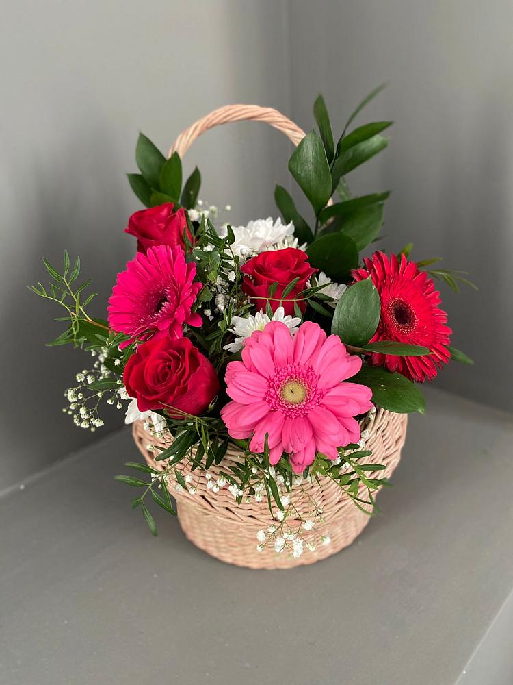 Цветочная композиция из Розы, Хризантемы и Герберы в корзине в Новый Свет