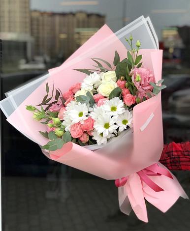 Букет цветов из: Розы, Лизиантусы и Хризантемы в Новый Свет